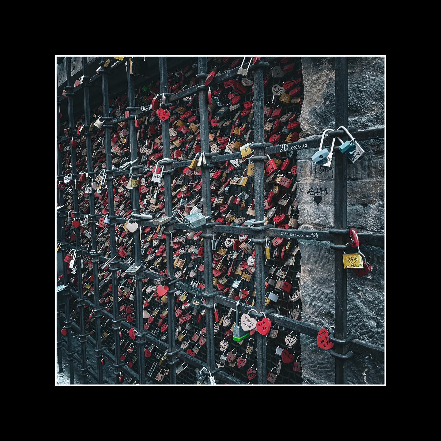 Con promesse d’amor s’arricchì il fabbro

#verona 
#castelvecchio 
#amor 
#promesse 
#lucchetti 
#locks 
#love